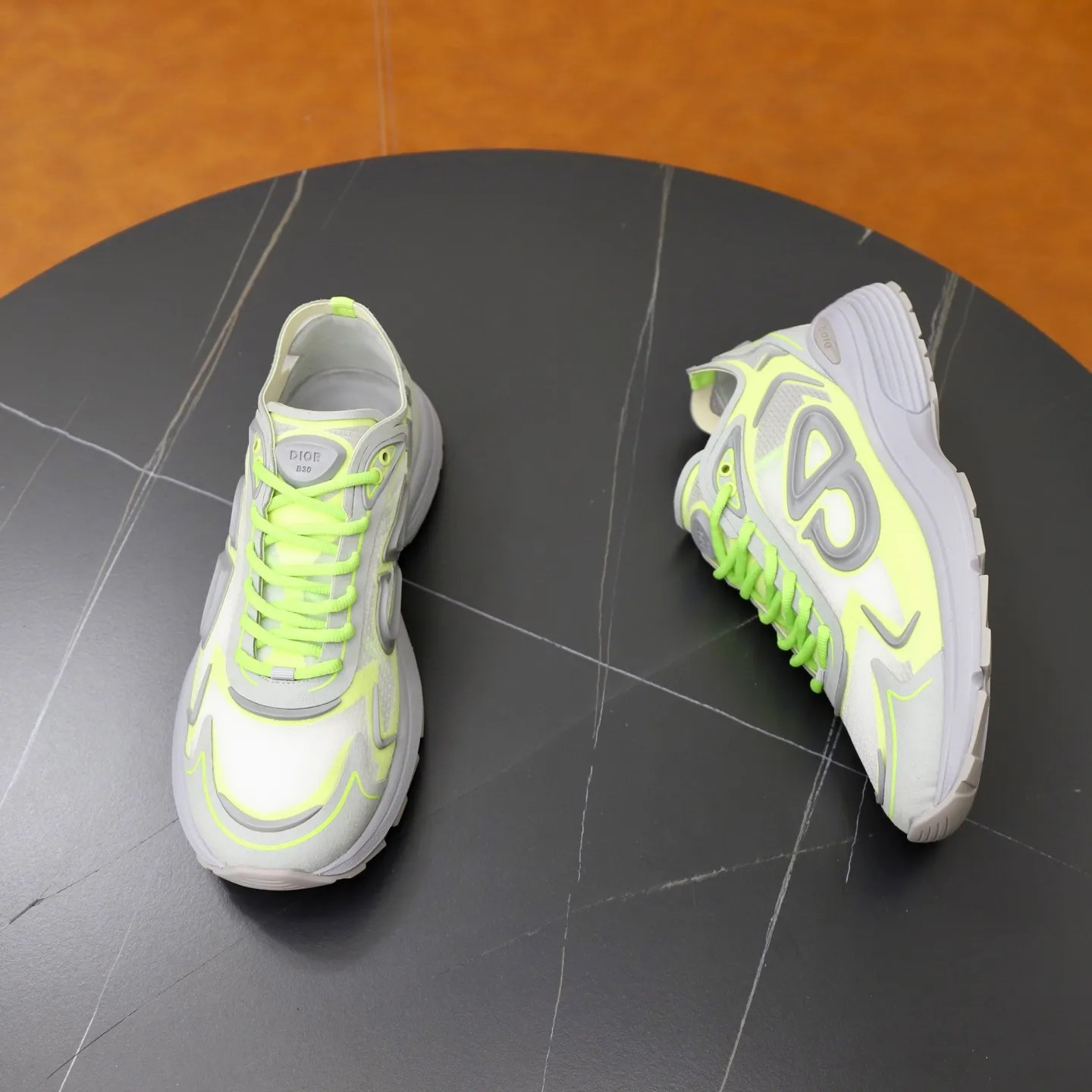 Ex-factory price: 560💰DIOR#B30 COUNTDOWN TECH shoes 1. Inspired by lighter running shoes this season 2. Made of multi-layer transparent nylon upper, futuristic 3. CD30 rubber logo on the tongue/heel to highlight the brand style 4. Equipped with ultra-light foam midsole for the ultimate comfortable wearing experience 5. The entire series uses WELDED (seamless bonding) technology to ensure durability and lightness 6. Full size dopamine color matching, 39-45 (38, 46 customized)